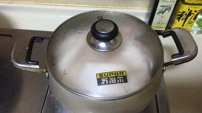 小猪猪的皮卷卷,洗一洗就下锅焯吧,因为生的我根本切不动。凉水下锅,水没过就可。
