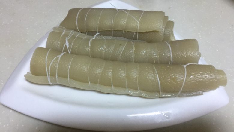 小猪猪的皮卷卷,用白线捆好,因为没人帮我把着,捆得好丑哦……