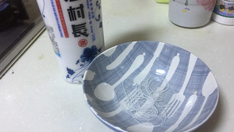 小猪猪的皮卷卷,这时候把白线搓成双股的,用<a style='color:red;display:inline-block;' href='/shicai/ 900'>白酒</a>浸泡待用。