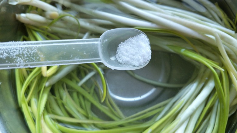 蒜黄炒蛋,洗两遍之后放在水里,加一点盐浸泡一会儿