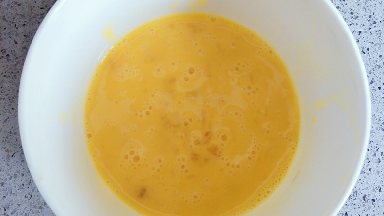 蒜黄炒蛋,<a style='color:red;display:inline-block;' href='/shicai/ 9'>鸡蛋</a>打在碗里,用筷子搅拌
