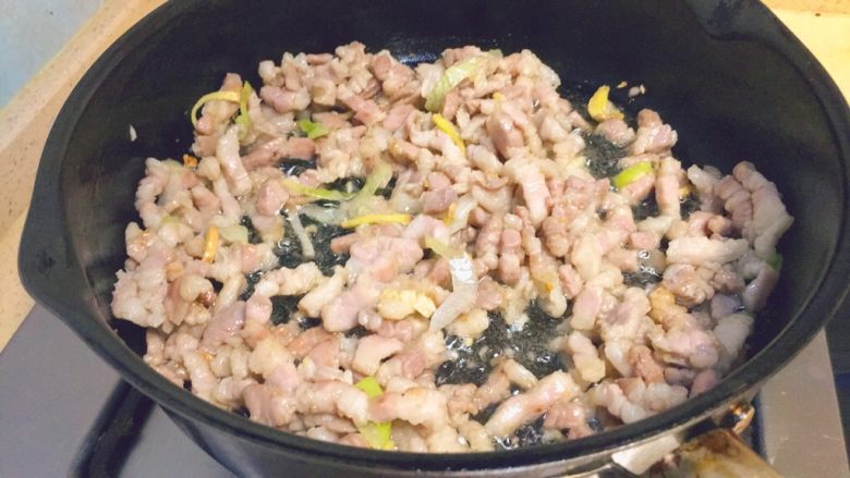 春饼卷土豆丝,下五花肉丝,炒至完全变色,并煸炒出一点猪油,这样才更香。