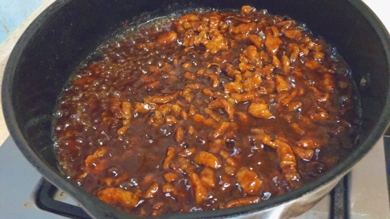 春饼卷土豆丝,然后大火收汁。这样肉酱就完成了!