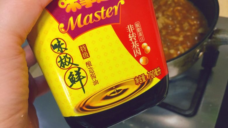春饼卷土豆丝,再来点味极鲜,也就是<a style='color:red;display:inline-block;' href='/shicai/ 788'>生抽</a>,6ml左右
