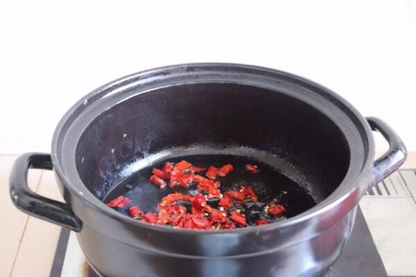砂锅酸菜鱼,砂锅放油烧热,<a style='color:red;display:inline-block;' href='/shicai/ 86474'>干辣椒</a>下锅,翻炒一会儿,注意不要炒糊了