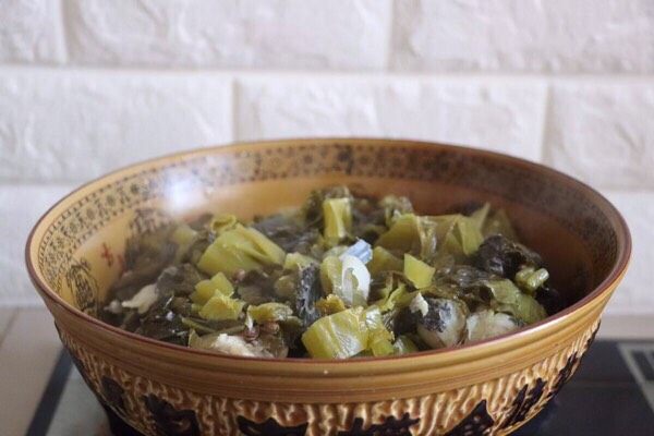 砂锅酸菜鱼,连鱼带汤,一起倒在碗里的酸菜上