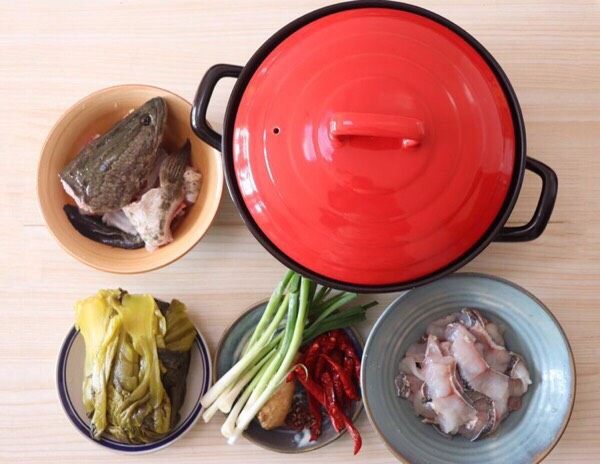 砂锅酸菜鱼,<a style='color:red;display:inline-block;' href='/shicai/ 395'>黑鱼</a>去掉鱼头和骨头,鱼肉斜着削成片,厚度适中,鱼骨头和鱼片分开