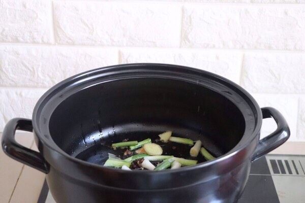 砂锅酸菜鱼,砂锅烧热放油,葱姜蒜花椒放进去爆香