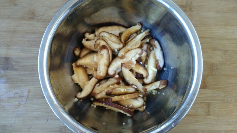 素煸香菇,搅拌均匀,腌制大约15分钟。