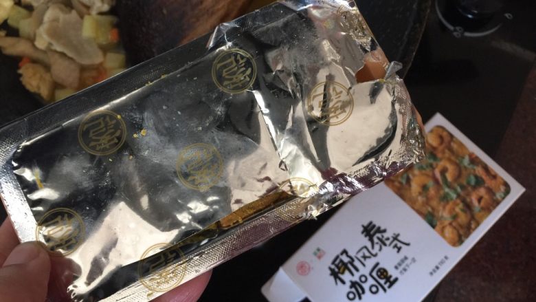 泰式咖喱鸡肉面汤,再放入一块安记咖喱,加入适量开水煮至咖喱融化