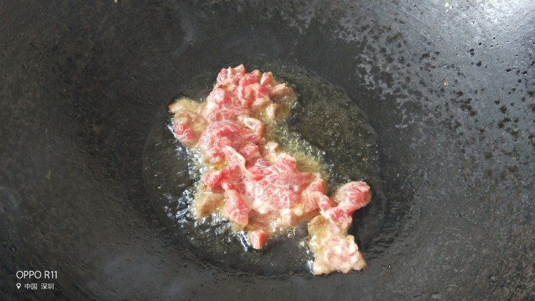 西葫芦滑牛肉盖浇饭,热锅起油,油烧热放入腌好的牛肉