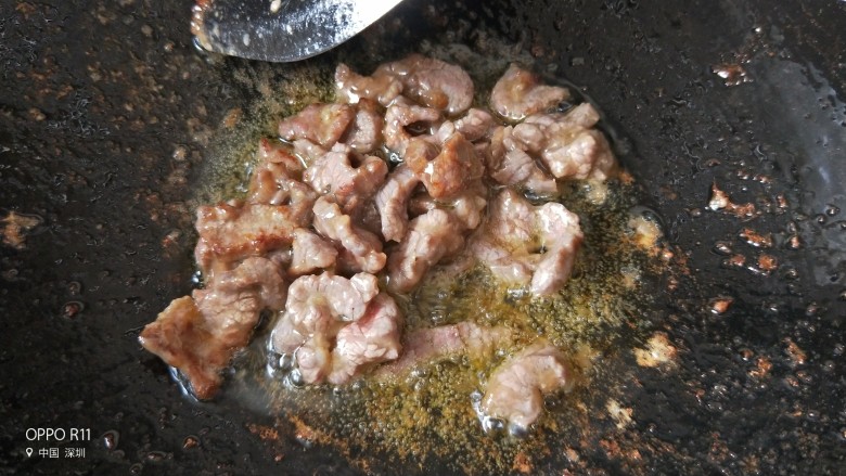 西葫芦滑牛肉盖浇饭,大火快速翻炒,待变色后出锅