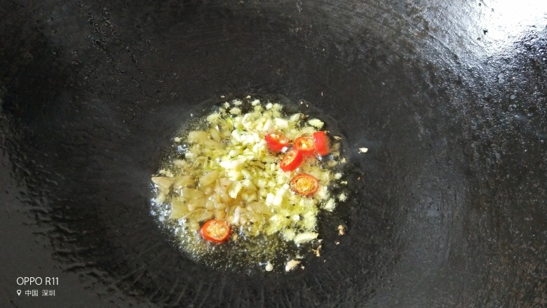 西葫芦滑牛肉盖浇饭,锅清洗干净后热锅起油,油烧热下姜蒜末和辣椒炒香