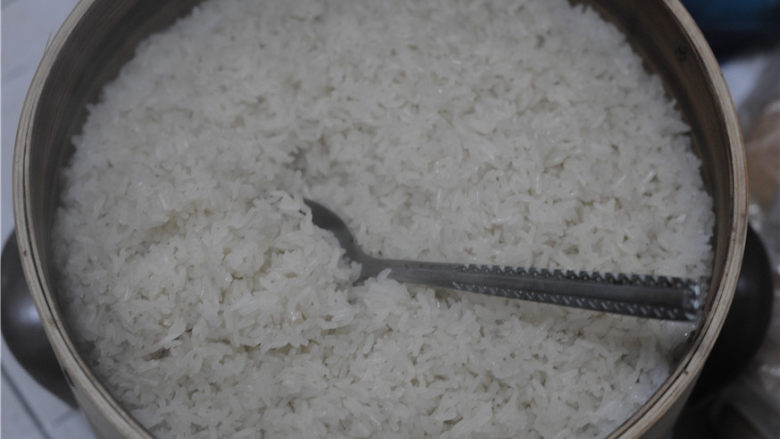 香菇酱紫菜糯米卷,米饭蒸熟后,趁热挖出一勺,然后将盖子盖上,保温