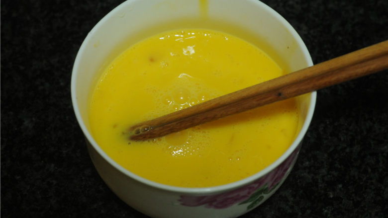牛肉鸡蛋饺子,鸡蛋打入碗里,充分搅散。