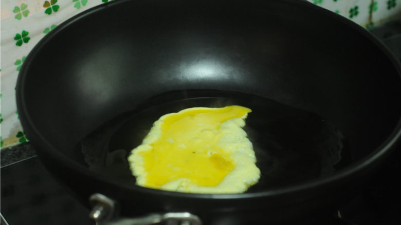 牛肉鸡蛋饺子,转小火用调羹舀起一勺鸡蛋液,倒入锅里,让小火慢慢加热鸡蛋液至凝固。鸡蛋液最好成长条形,这样做出来的饺子瘦长瘦长的,更漂亮。