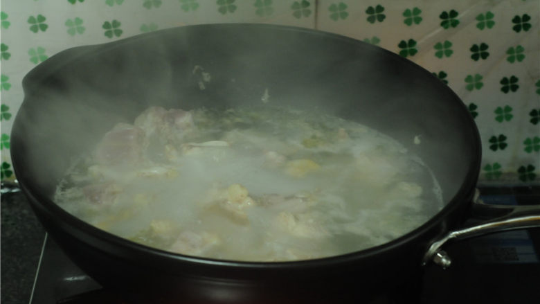 三杯鸡,水烧开后,捞出浮沫,鸡块捞出来,过凉水,沥干备用