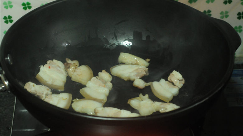 三杯鸡,猪肥肉片放入锅里,小火,将油脂稍微煎出来