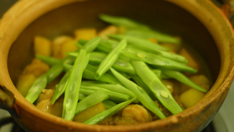 五花肉烧土豆,放入豆角丝,调入少许盐,再继续煮30分钟即可