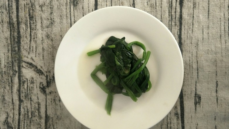 宝宝辅食 10M+ 超级松软蔬菜粗粮小饼,把菠菜烫熟这一步为的是去掉菠的草酸,不可以忽略。