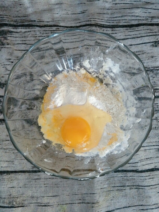 宝宝辅食 10M+ 超级松软蔬菜粗粮小饼,加入一个<a style='color:red;display:inline-block;' href='/shicai/ 9'><a style='color:red;display:inline-block;' href='/shicai/ 9'><a style='color:red;display:inline-block;' href='/shicai/ 9'>鸡蛋</a></a></a>,蛋清过敏的宝宝可以去掉蛋清,只用蛋黄。