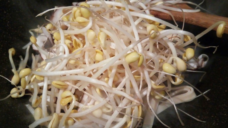 肉丝炒杂菜,放黄豆芽,香菇片,豆丝翻炒