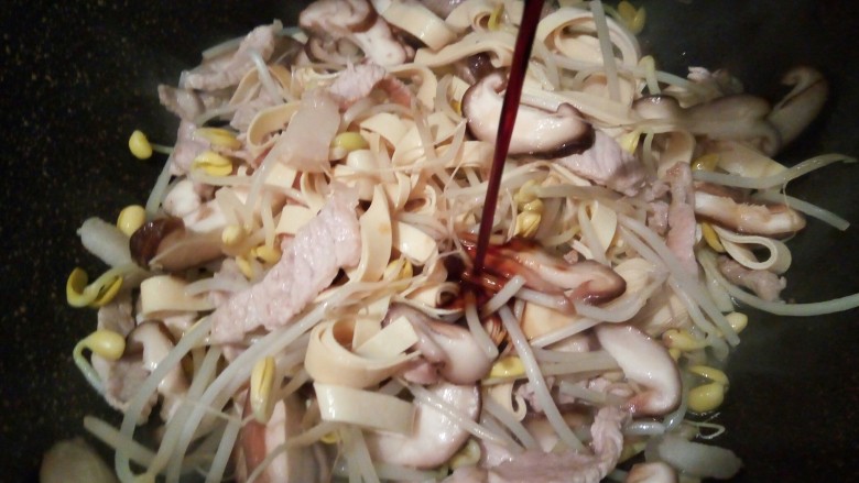 肉丝炒杂菜,等黄豆芽八成熟,加<a style='color:red;display:inline-block;' href='/shicai/ 788'>生抽</a>少许,盐少许