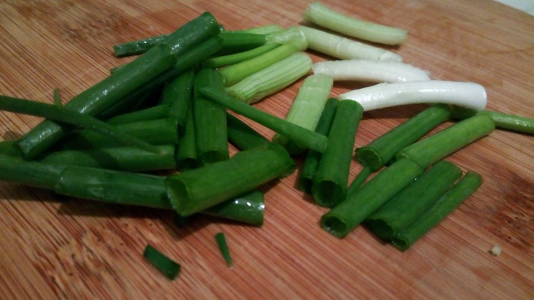 肉丝炒杂菜,小<a style='color:red;display:inline-block;' href='/shicai/ 3250'>葱</a>洗干净,切寸断