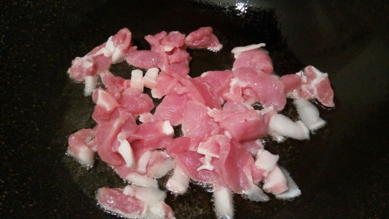 肉丝炒杂菜,锅里放油,炒香蒜泥,加猪肉丝翻炒