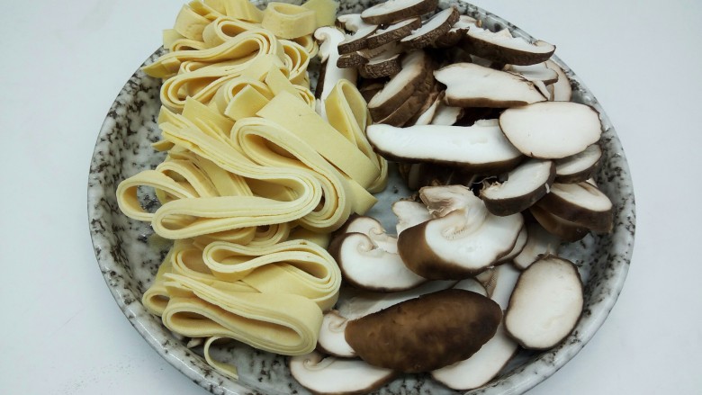 肉丝炒杂菜,这是切好的香菇片,豆丝