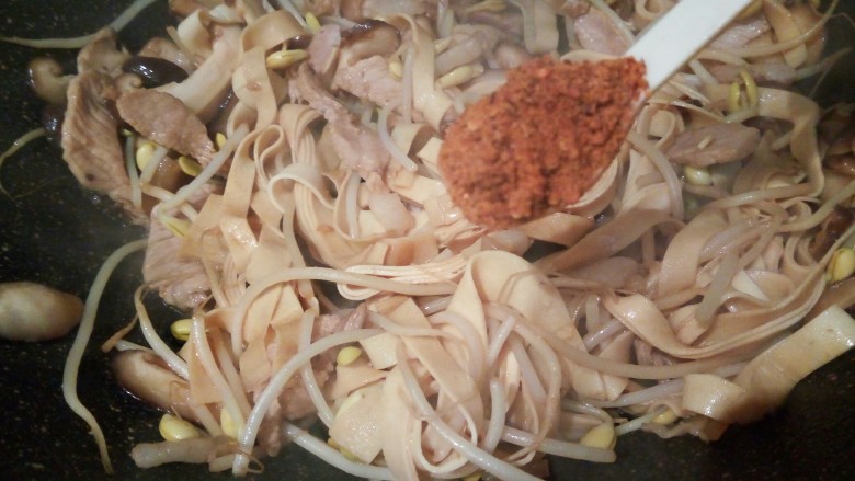 肉丝炒杂菜,<a style='color:red;display:inline-block;' href='/shicai/ 761'>辣椒粉</a>一勺,翻炒均匀