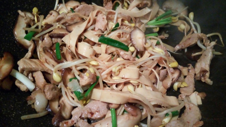 肉丝炒杂菜,加点葱段提香,出锅