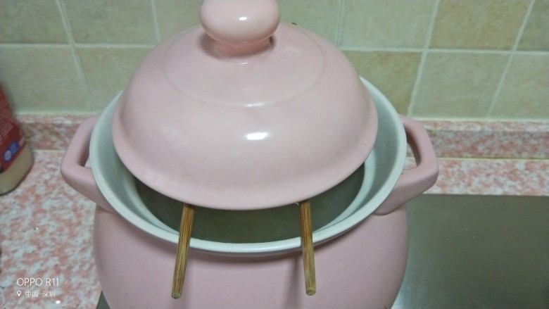 养颜水果红枣莲子糯耳甜汤,煮开后上面放两只筷子,防止扑出来,文火炖一个小时,如果不够浓稠可加长时间