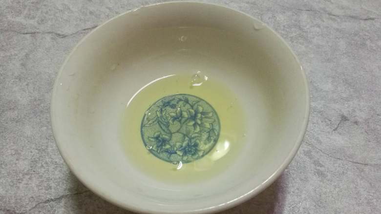 慈菇酿肉,<a style='color:red;display:inline-block;' href='/shicai/ 9'>鸡蛋</a>取蛋清放入小碗。