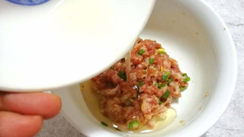慈菇酿肉,然后加入蛋清