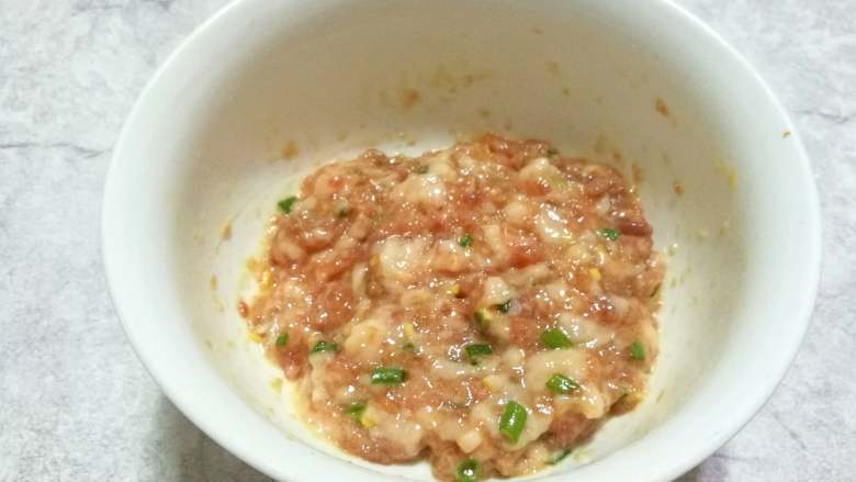 慈菇酿肉,顺一个方向搅拌均匀,静置10分钟。