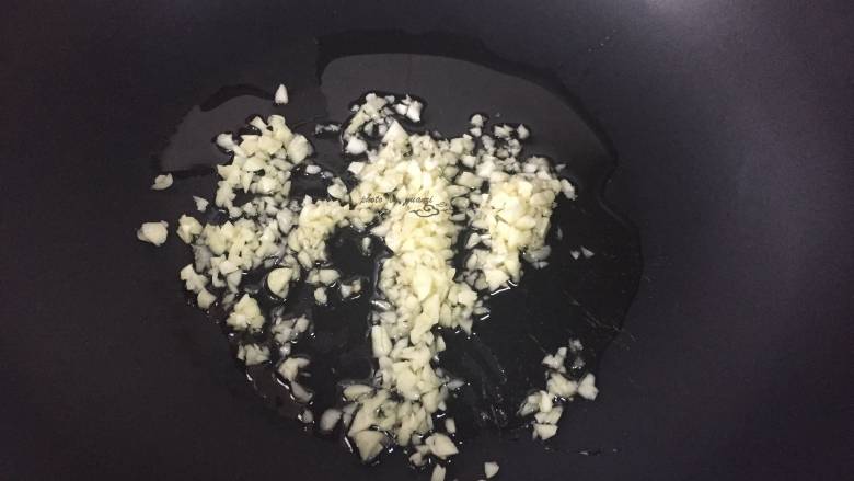 蒜香烤秋刀鱼,冷锅冷油入锅炒蒜泥,小火