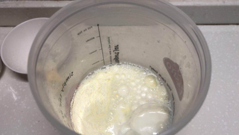 自制草莓酸奶,夏天冷水、冬天温水,温水可以是奶粉、糖融化