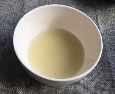 鸡枞菌熘鸡脯,盐、<a style='color:red;display:inline-block;' href='/shicai/ 718'>料酒</a>、<a style='color:red;display:inline-block;' href='/shicai/ 720'>胡椒粉</a>、<a style='color:red;display:inline-block;' href='/shicai/ 756'>鸡精</a>、高汤、淀粉兑成调味汁