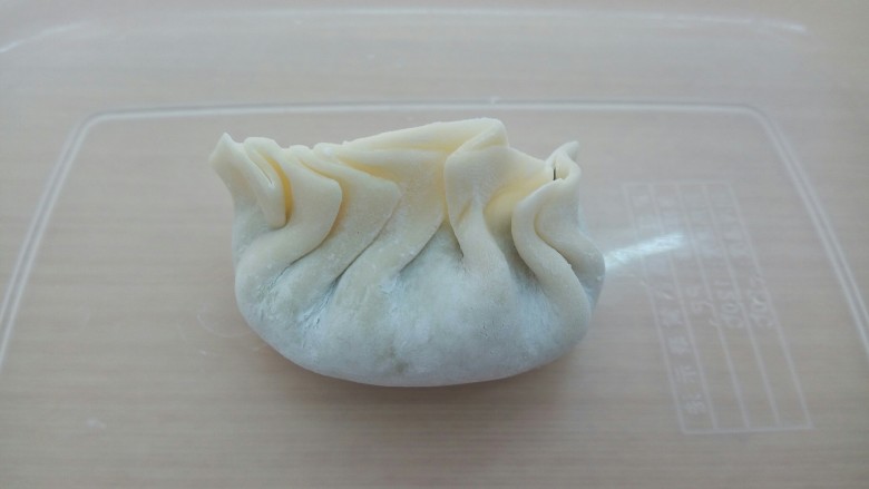 蛋抱饺子,另外一边也捏好,一个饺子就完成了,