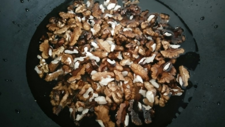 酥脆炸核桃,加水放锅里煮开