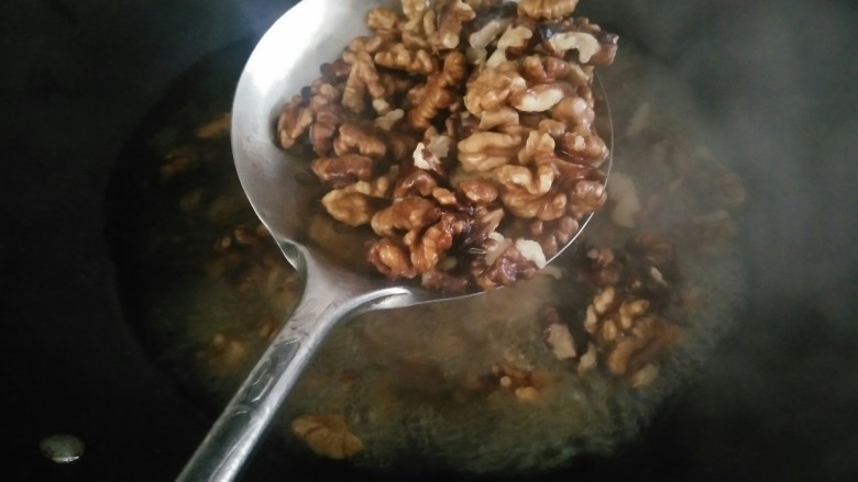 酥脆炸核桃,焯水