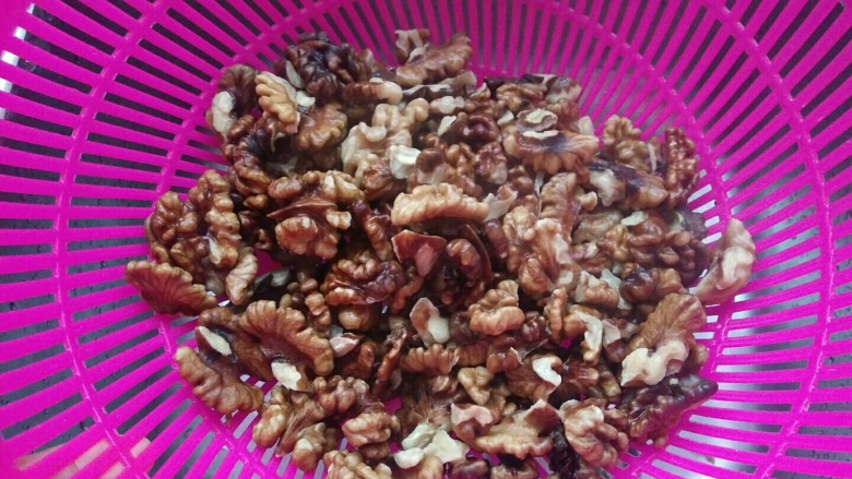 酥脆炸核桃,焯好倒出来滴干水分