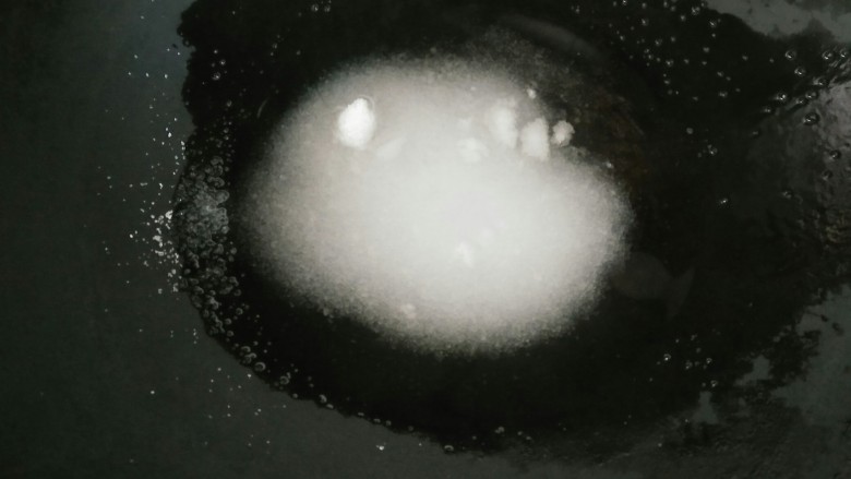 酥脆炸核桃,锅里放适量的水加<a style='color:red;display:inline-block;' href='/shicai/ 3729'>白糖</a>煮融化