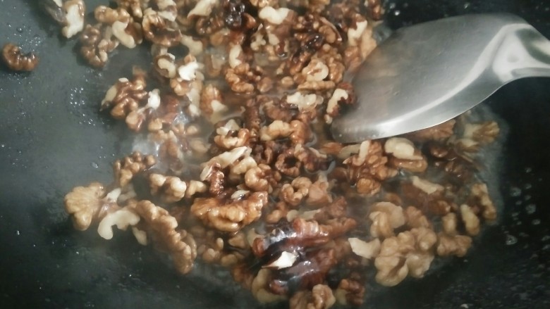 酥脆炸核桃,放核桃仁进去炒