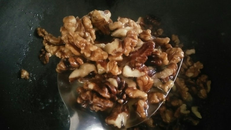 酥脆炸核桃,炒干水分至粘稠即可