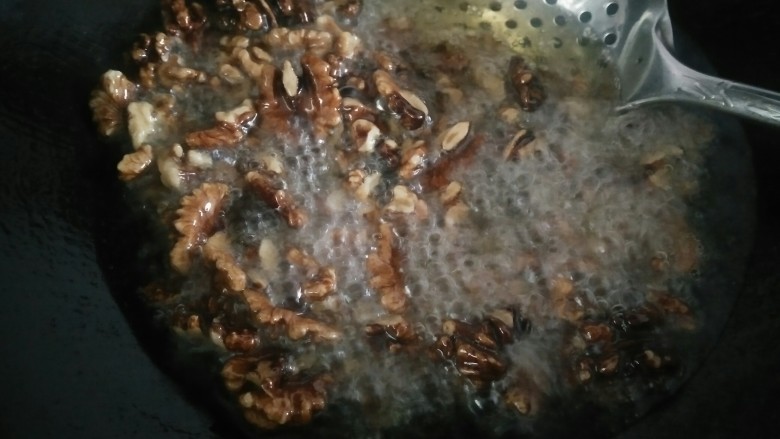 酥脆炸核桃,放核桃仁进去炸