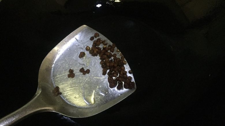 肉末四季豆,捞出花椒粒留花椒油