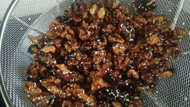 酥脆炸核桃,撒上<a style='color:red;display:inline-block;' href='/shicai/ 678'>白芝麻</a>抖均匀