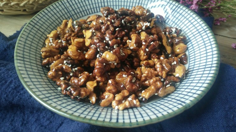 酥脆炸核桃,酥脆香甜，吃了还想吃